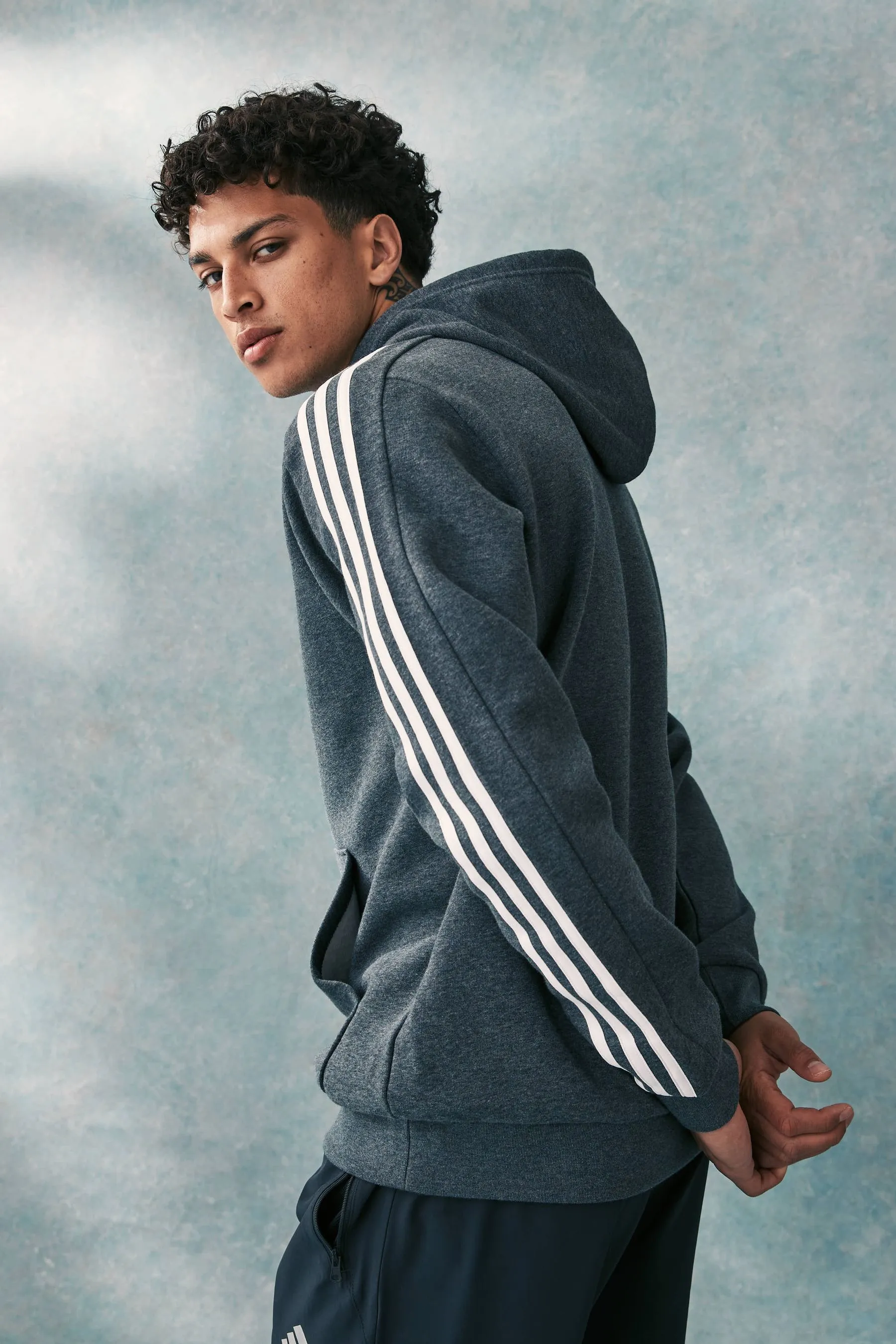 adidas Must-have - Felpa in pile con cappuccio e 3 strisce
